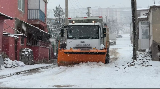 Başkan Gürbüz, “20 araç 250 personel ile sahadayız”