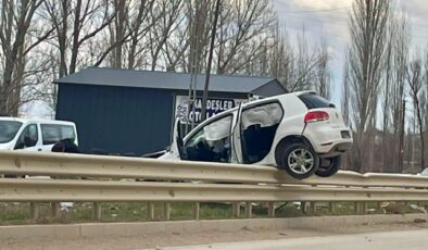 Elbistan’da otomobil refüje çıktı