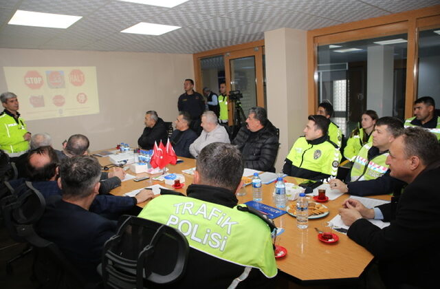 EMNİYET MÜDÜRLÜĞÜ ELİPLERİ YOLCULARIN EMNİYET KEMERİ KULLANIMININ YAYGINLAŞTIRILMASI İLE İLGİLİ TOPLANTI YAPTI