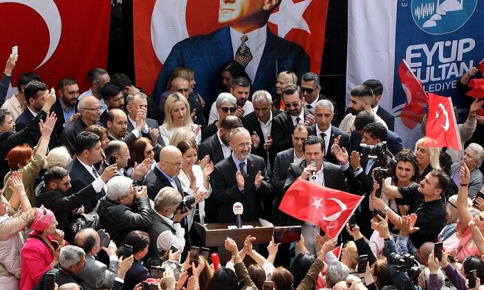 Eyüpsultan Belediyesi önünde coşkulu kalabalık