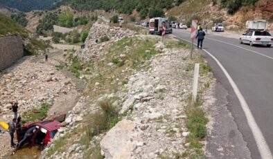 Andırın’da otomobil menfeze uçtu: 2 yaralı