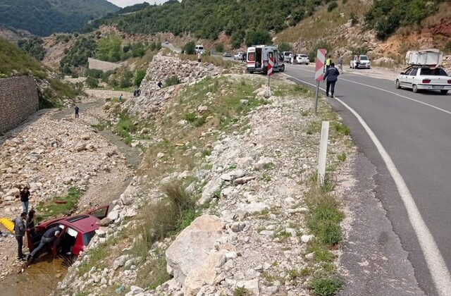 Andırın’da otomobil menfeze uçtu: 2 yaralı