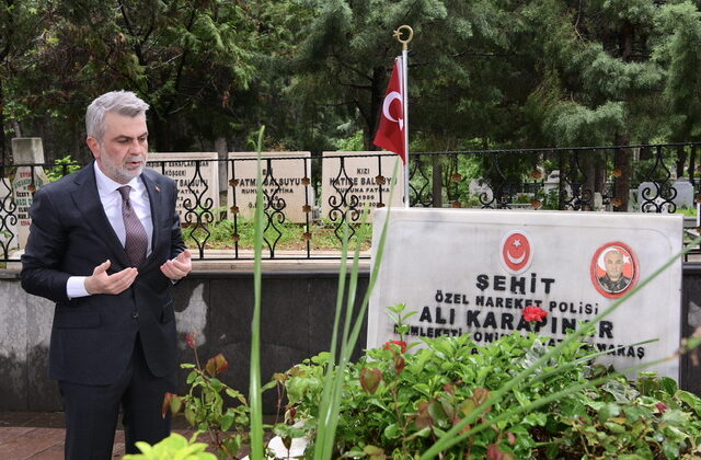 Şehitler ve Deprem Şehitleri Kabirleri Başında Dualarla Anıldı