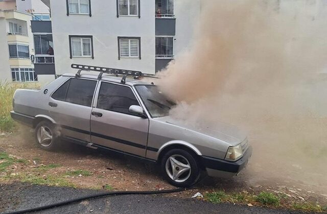 Kahramanmaraş’ta Park Halindeki Otomobil Alev Aldı