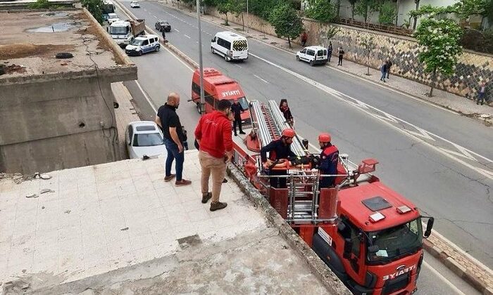 Kahramanmaraş’ta bina çatısına düşen çocuğu itfaiye ekipleri kurtardı