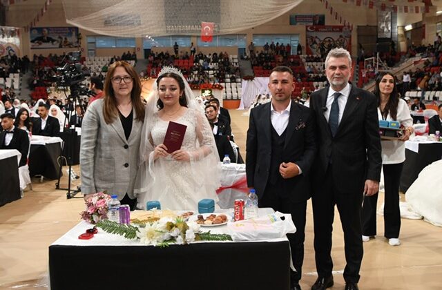 Kahramanmaraşlı 100 Çift, Toplu Düğünle Dünya Evine Girdi