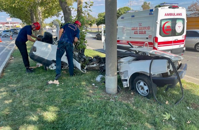 Kahramanmaraş’ta aydınlatma direğine çarpan otomobil ikiye bölündü: 1 ölü 1 yaralı