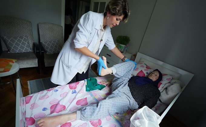BEYLİKDÜZÜ BELEDİYESİ EVDE SAĞLIK HİZMETLERİNİ KESİNTİSİZ SÜRDÜRÜYOR