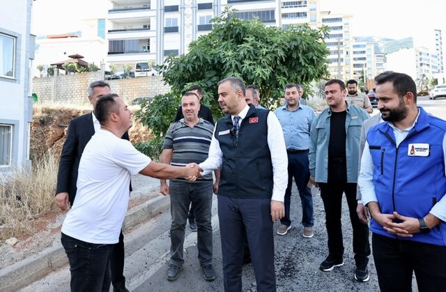 Başkan Toptaş, Hürriyet ve 5 Nisan Mahallesi’ndekiasfalt çalışmalarını inceledi