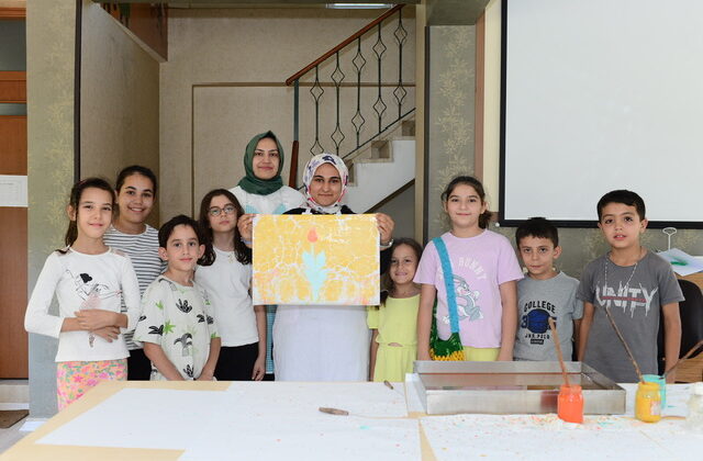 Minikler Hayal Gücünü Ebru Sanatına Döktü