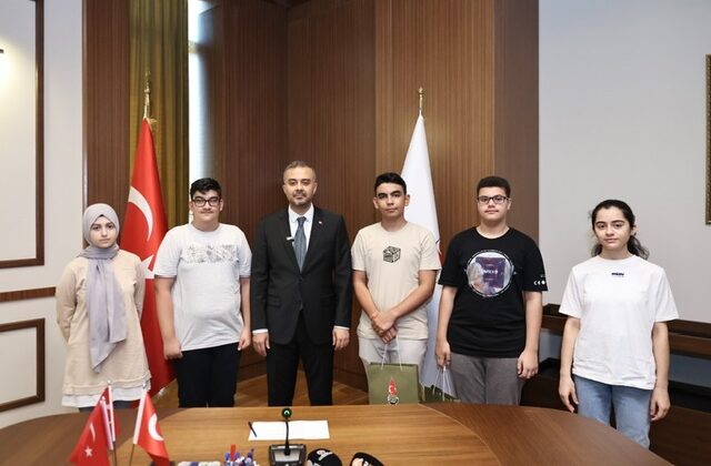 Başkan Toptaş, LGS’de Türkiye birincisi olan 5 öğrenciyi ödüllendirdi