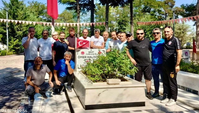 KAHRAMAN ŞEHİT ÖMER HALİSDEMİR’İN KABRİ ZİYARET EDİLDİ