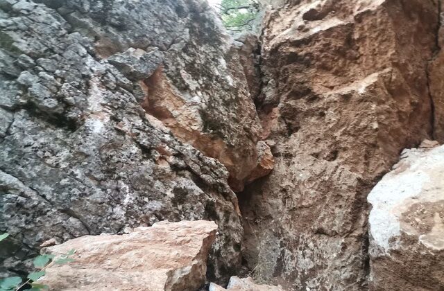 Kahramanmaraş’ta Dağdan Düşen Dev Kayalar Mağaranın Ağzını Kapattı