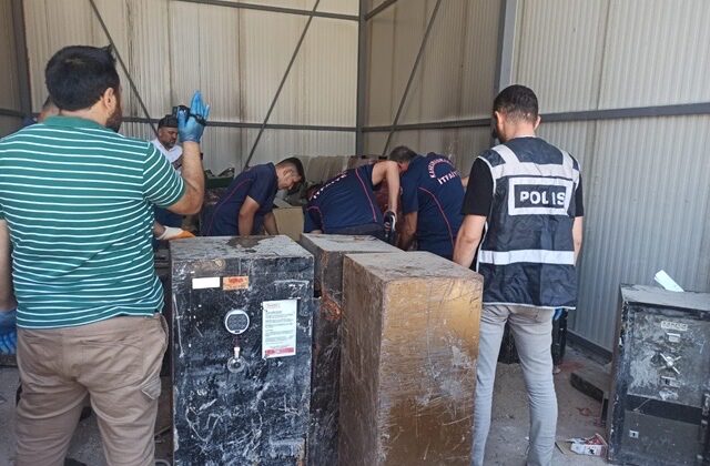 Deprem Enkazından Çıkarılan Çelik Kasalar Açıldı