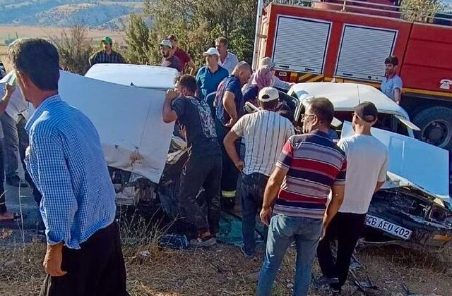 Pazarcık’ta iki otomobil kafa kafaya çarpıştı: 3 yaralı