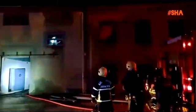 Kahramanmaraş’ta ağır hasarlı binada yangın