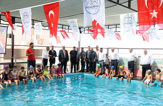 BAŞKAN AKPINAR, YENİKENT YÜZME HAVUZUNDA EĞİTİM GÖREN ÇOCUKLARIN HEYECANINA ORTAK OLDU