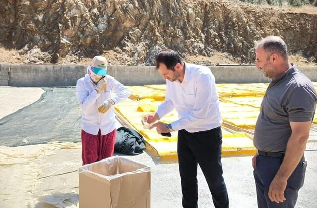 AK Parti Türkoğlu İlçe Başkanı Hayrullah Koz, Kadıoğlu Çiftliği Mahallesinde Tarhana Üreticisi Ümmet Güngör’ü ziyaret etti