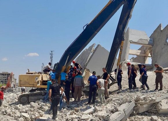 Operatör iş makinesi ile binanın altında kaldı