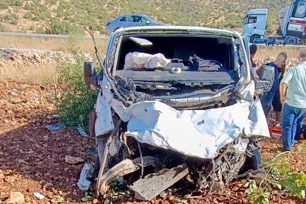 Pazarcık’ta hafif ticari araç tarlaya uçtu: 2 yaralı