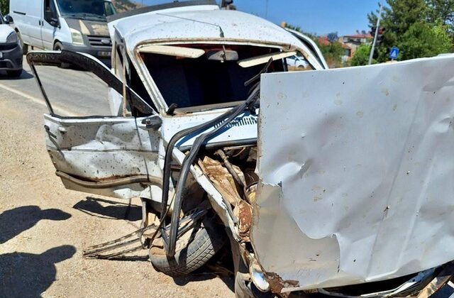 Göksun’da iki otomobil çarpıştı: 2 yaralı