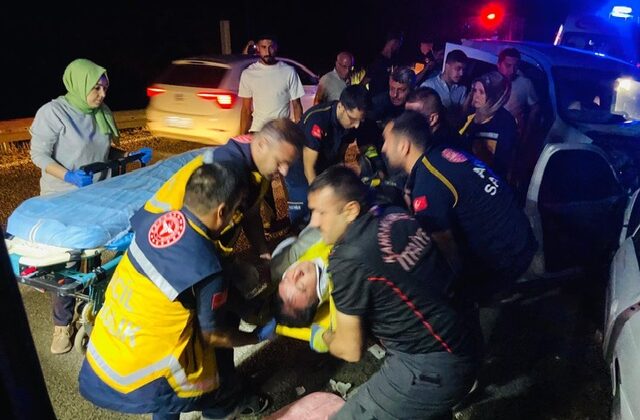 Elbistan’da hafif ticari araç ile otomobil çarpıştı: 3’ü çocuk 12 yaralı