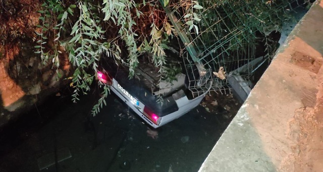 Elbistan’da otomobil suya uçtu: 2 yaralı