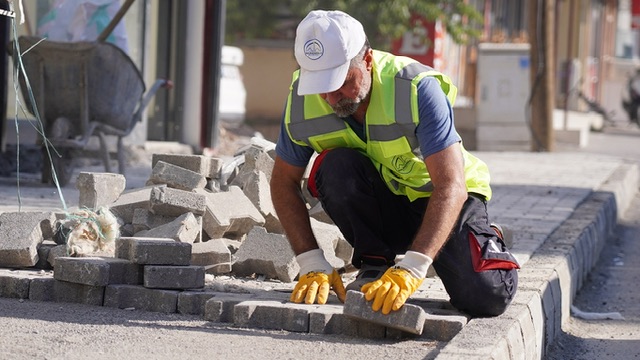 DULKADİROĞLU’NDA DEPREMİN YARALARI SARILIYOR