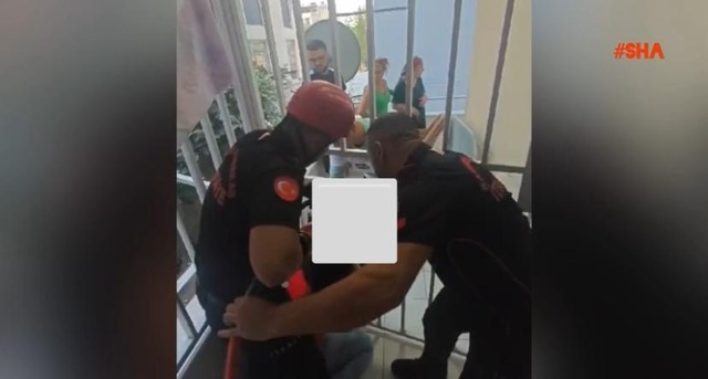 Kahramanmaraş’ta kafası demir korkuluklara sıkışan çocuk kurtarıldı