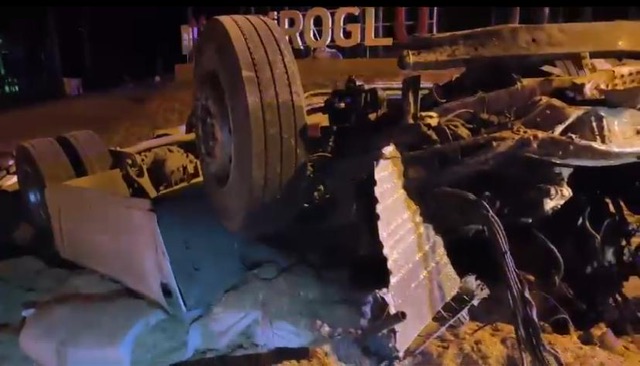 Kahramanmaraş’ta freni yanan tır devrildi