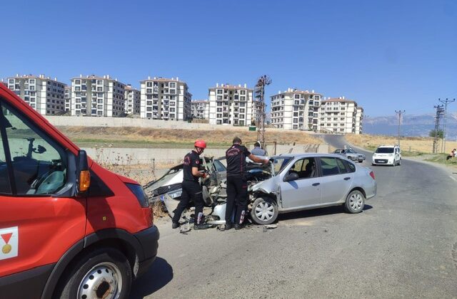 Kahramanmaraş’ta iki otomobil çarpıştı: 4 yaralı