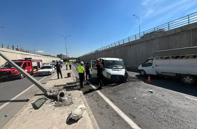 Kahramanmaraş’ta kamyonet aydınlatma direğine çarptı: 1 yaralı