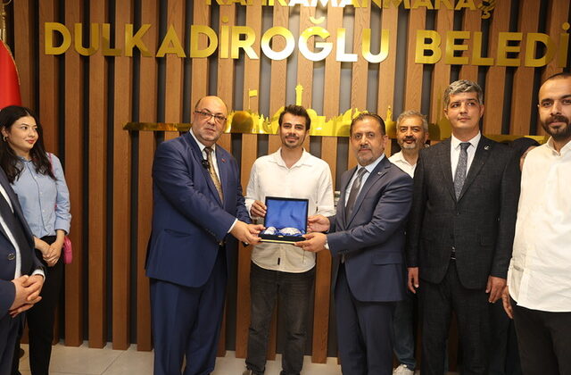 BAŞKAN AKPINAR’DAN BAŞARILI ÖĞRENCİLERE ÖDÜL