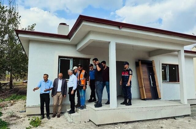 Vali Ünlüer, Andırın Kumarlı Köy Konutlarını İnceledi