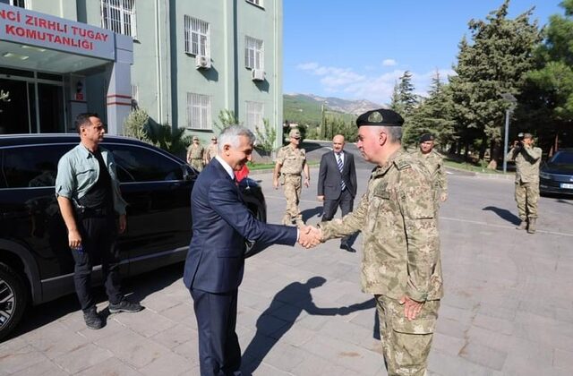 Vali Ünlüer’den 2’nci Zırhlı Tugay Komutanlığına Ziyaret