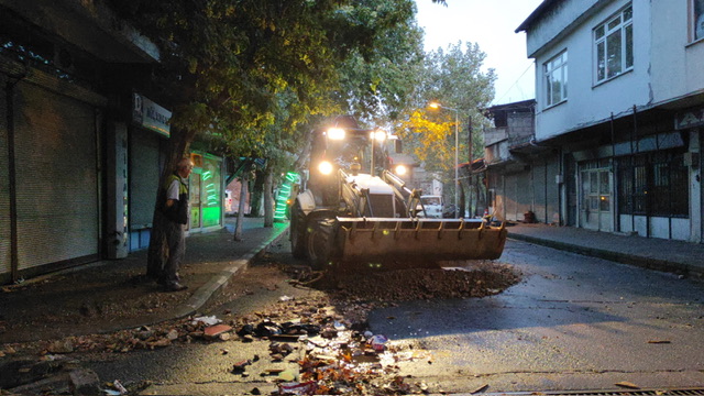 Büyükşehir, Yağış Sonrası Gece Boyunca Sahada Çalışmalarını Sürdürdü