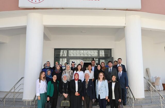 VALİ MÜKERREM ÜNLÜER’İN EŞİ DR. SELMA ÜNLÜER’DEN HUZUREVİ ZİYARETİ