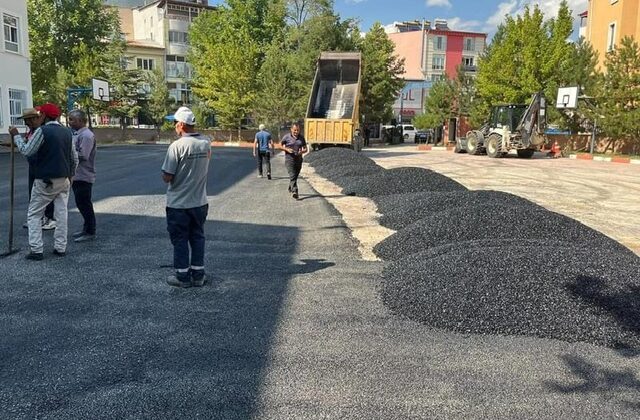 GÖKSUN BELEDİYESİNDEN ŞEHİTLER ANADOLU LİSESİ’NE ASFALT KAPLAMA DESTEĞİ