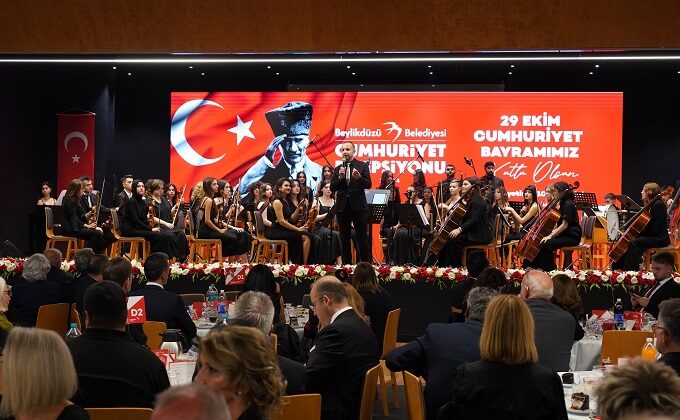 BEYLİKDÜZÜ’NDE CUMHURİYET RESEPSİYONU DÜZENLENDİ