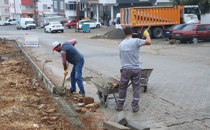 DULKADİROĞLU’NDAN BALLICA’DA KİLİT PARKE ÇALIŞMASI