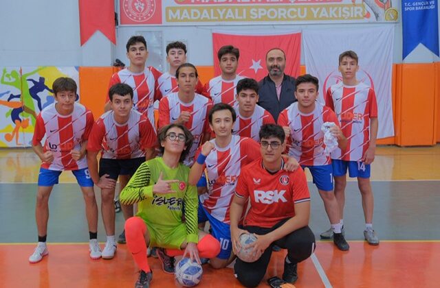 Onikişubat Belediyesi’nin Cumhuriyet Spor Şöleni’nde futsal heyecanı başladı