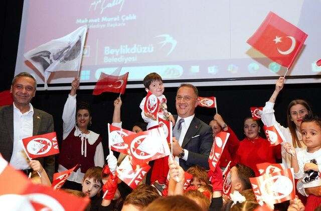 BEYLİKDÜZÜ’NDE MİNİK ÖĞRENCİLER 29 EKİM RUHUNU YAŞATTI