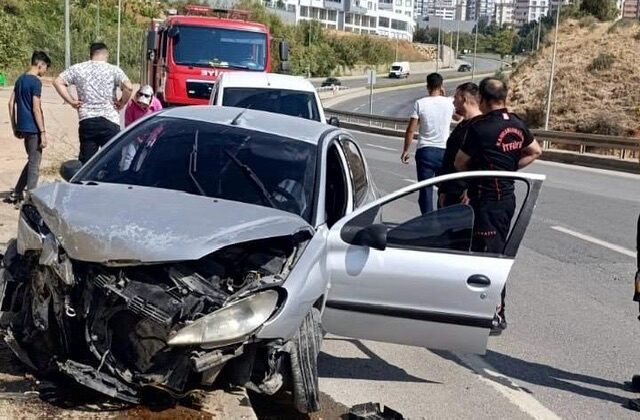 Kahramanmaraş’ta otomobil aydınlatma direğine çarptı: 2 yaralı