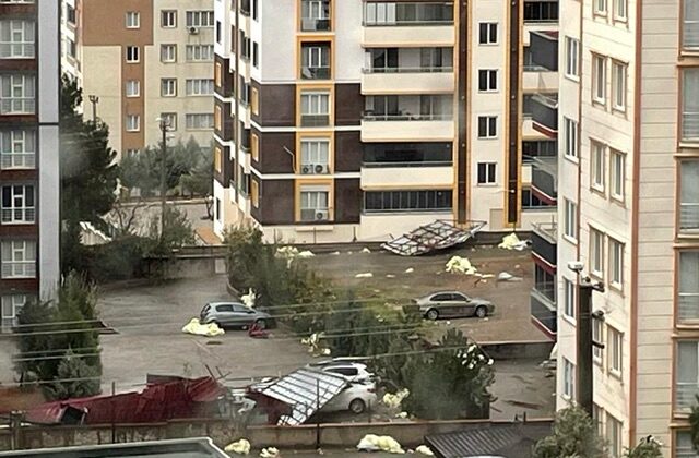 Kahramanmaraş’ta apartman çatısı uçtu 3 aracı ezdi