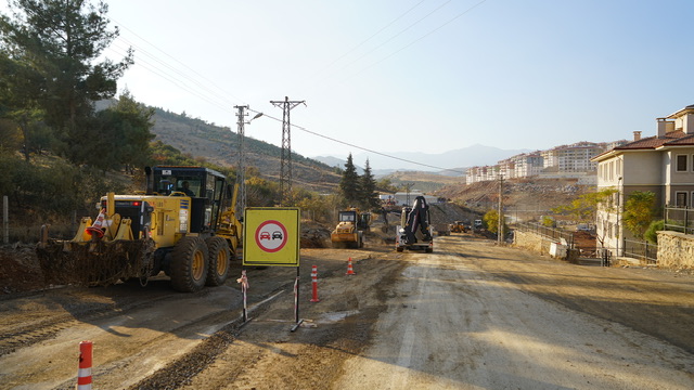 Büyükşehir, Türkoğlu Orçan Caddesi ve Bağlantı Yollarında Yenilemelerini Sürdürüyor