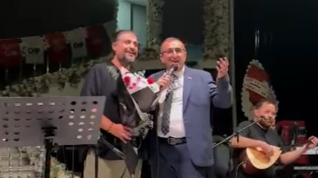 CHP Kahramanmaraş İl Başkanı Ünal Ateş, Cumhuriyet Balosu’nda Hem Saz Çaldı Hem de Türkü Söyledi