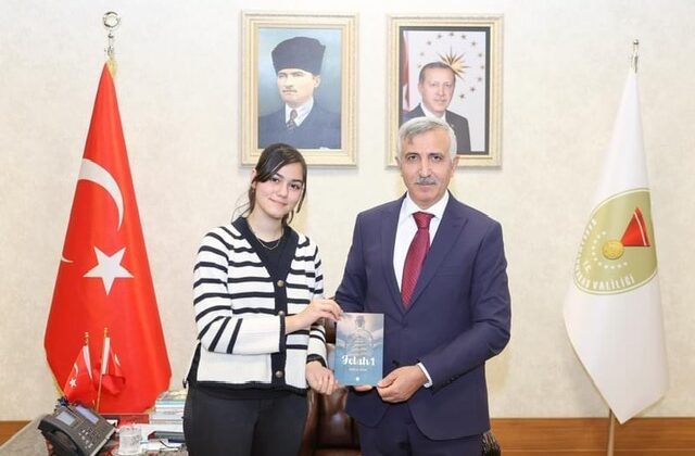 Vali Ünlüer’den Genç Yazar Deniz Su Ağyar’a Destek