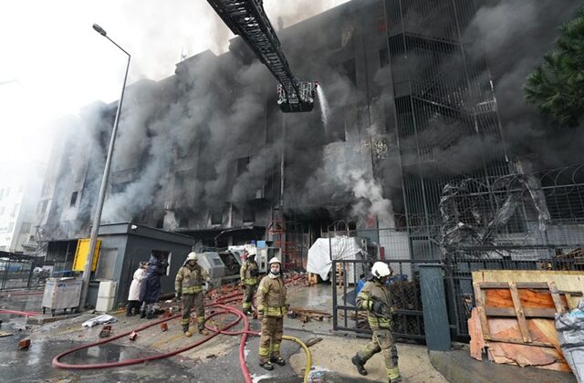 BEYLİKDÜZÜ’NDE FABRİKA YANGINI