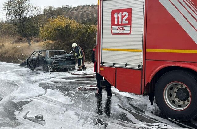 Kahramanmaraş’ta otomobil demir yığınına döndü