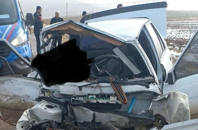 Elbistan’da hafif ticari araç ile otomobil kafa kafaya çarpıştı: 1 ölü 3 yaralı